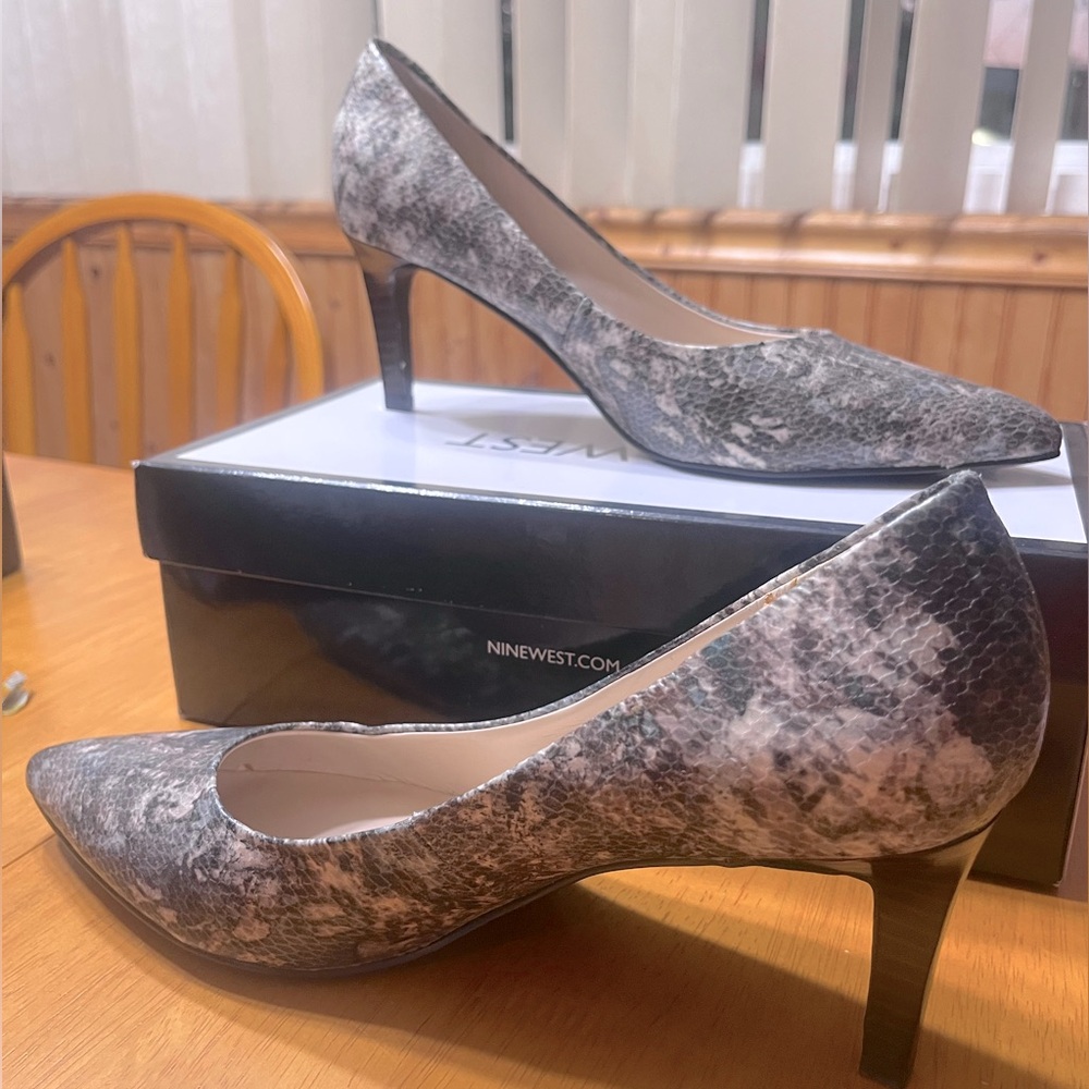 Nine West Size 9/green neutral snakeskin/ never worn heels